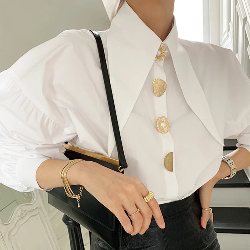 2021 jesień kobiety nowa słodka bluzka postawiony kołnierz długi rękaw latarnia pojedyncze łuszcz biały minimalistyczny luźna koszula