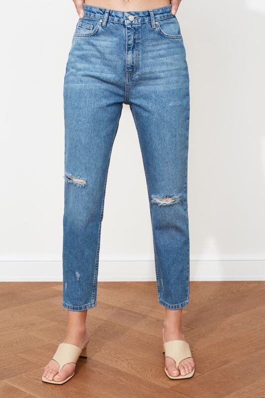 Trendyol Ripped Gedetailleerde Hoge Bel Mom Jeans TWOSS21JE0152