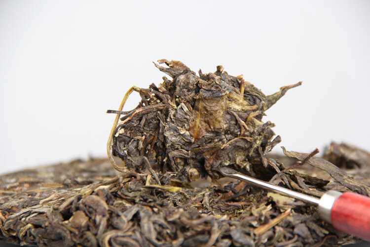 Islandzka starożytna herbata Pu'er herbata, surowa herbata, siedem-seed ciasto herbata, 357g starożytne drzewo wiosna herbata w wczesna wiosna 2017 roku