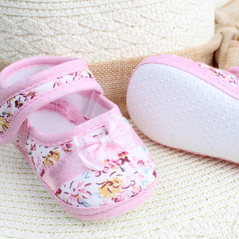 花のベビーシューズ新生児の女の子のためソフトソールちょう結びプリント抗スリップカジュアルシューズ幼児プリンセスファーストウォーカー靴