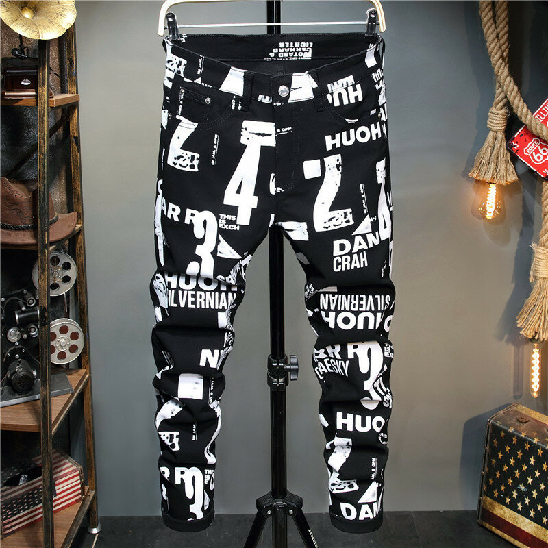 Nuovi pantaloni da uomo in cotone con stampa digitale dimagrante tendenza moda elasticizzata piedi piccoli pantaloni Casual in Denim a vita media neri