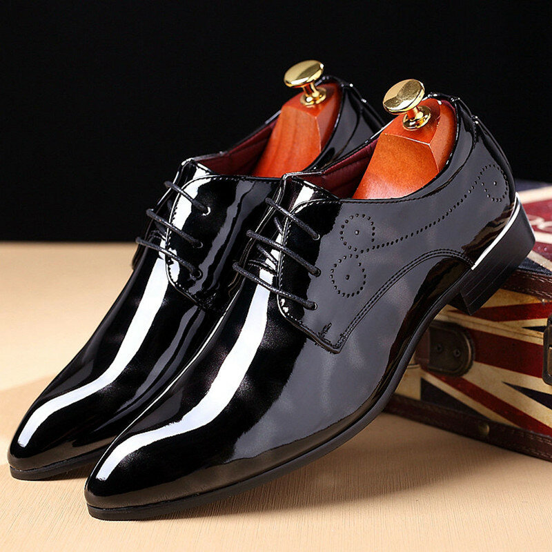 男性用の光沢のある革の靴,光沢のあるビジネススーツ,パテントレザーの靴,ディスコ用の英国の靴