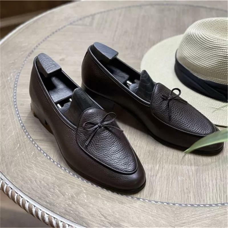 Sepatu Bisnis Tren Fashion Pria Baru Buatan Tangan Warna Solid PU Kepala Bulat Sabuk Tipis Simpul Pita Mengenakan Loafer Harian 3KC558