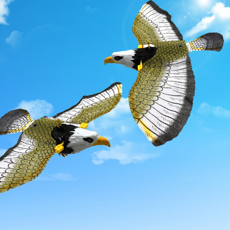 Nuovo creativo repellente per uccelli appeso aquila decorazione del giardino uccello volante Scarer 2 batterie AA uccello volante portatile appeso aquila