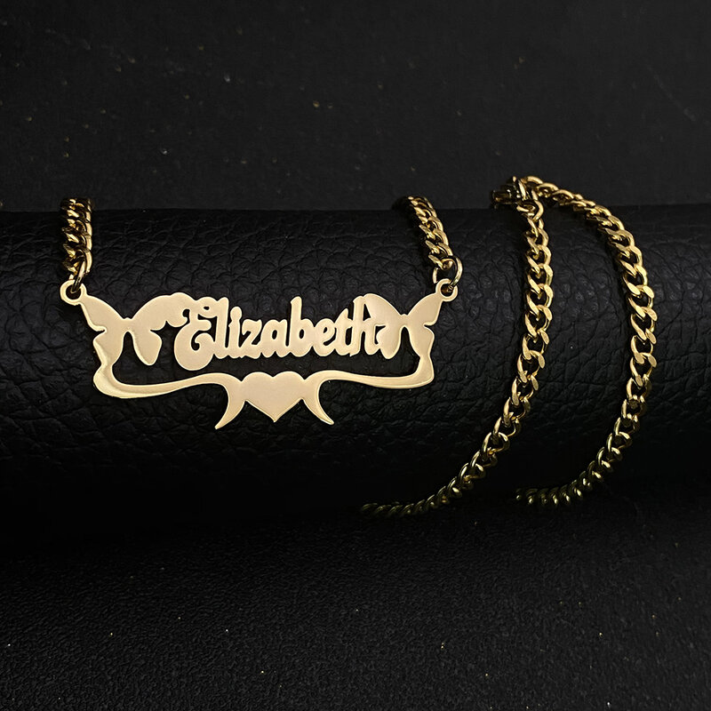 KristenCo – collier avec nom personnalisé en acier inoxydable pour femmes, pendentif avec lettre papillon, plaque nominative, bijoux cadeau