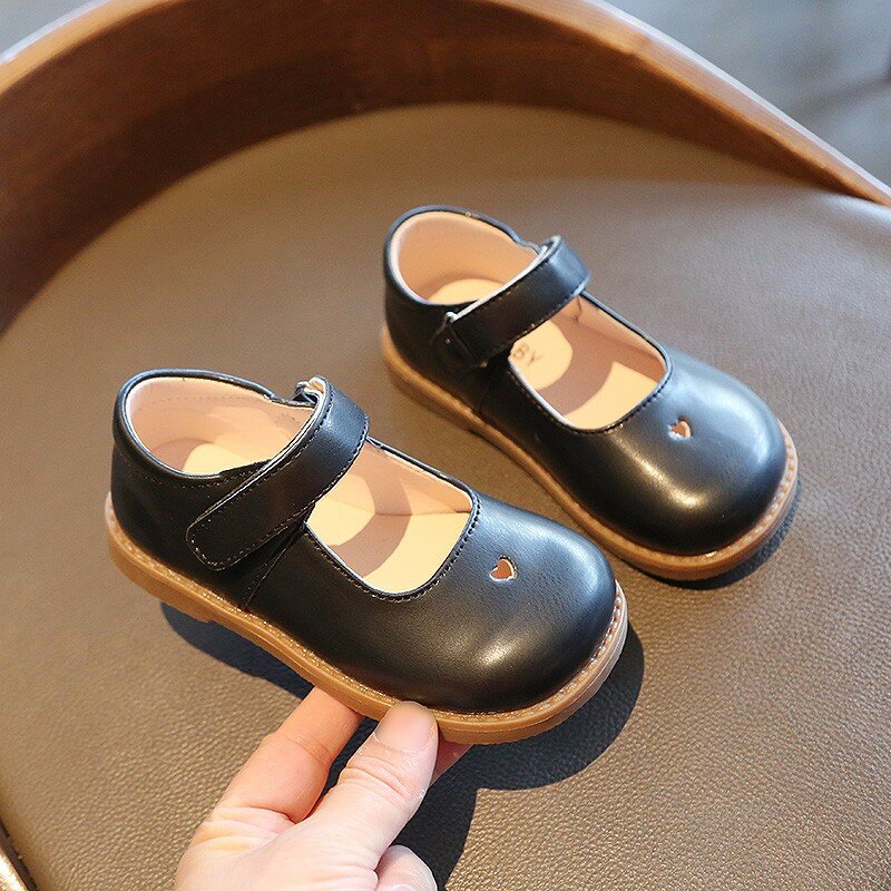 2021 primavera otoño zapatos de cuero de los niños de Mary Janes zapatos Hart en forma de corazón hueco Zapatos de vestir para niños bebé de la princesa