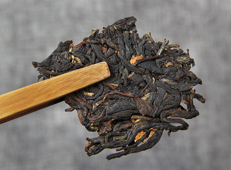 يوننان داي يونان الشاي الأسود شجرة القديمة Sunning الأحمر يونان Fengqing شجرة قديمة الشاي الأسود 357g كعكة