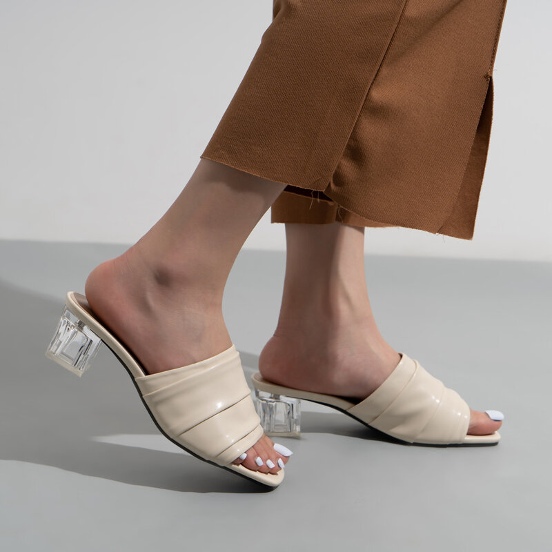 Sandálias femininas de salto transparente, chinelos plissados, cabeça quadrada, casual, sapatos de salto para o verão de 2021