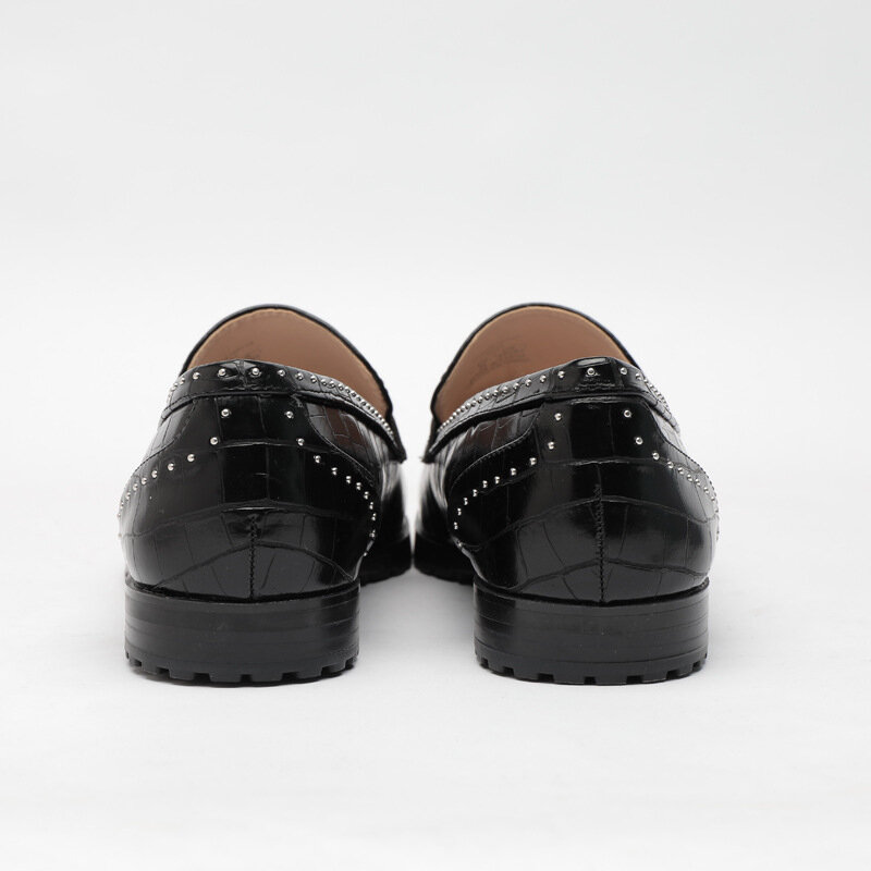 2021春の新フラット底の女性の靴モカシン靴リベット小さな革の靴女性の英国スタイルの房の弓lefu靴