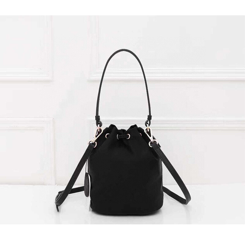 새로운 여성의 휴대용 나일론 헝겊 가방 패션 한국어 버전 조수 양동이 가방 메신저 가방 미니 작은 어깨 가방