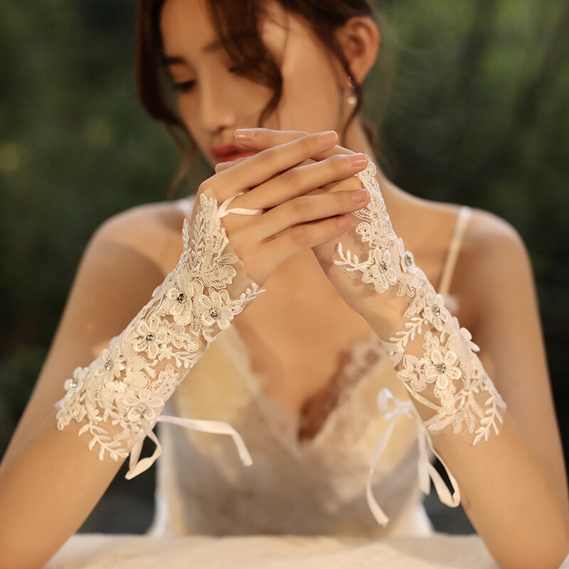 Guanti da sposa corti bianchi di alta qualità lunghezza polso pizzo strass Appliques guanti da sposa accessori da sposa
