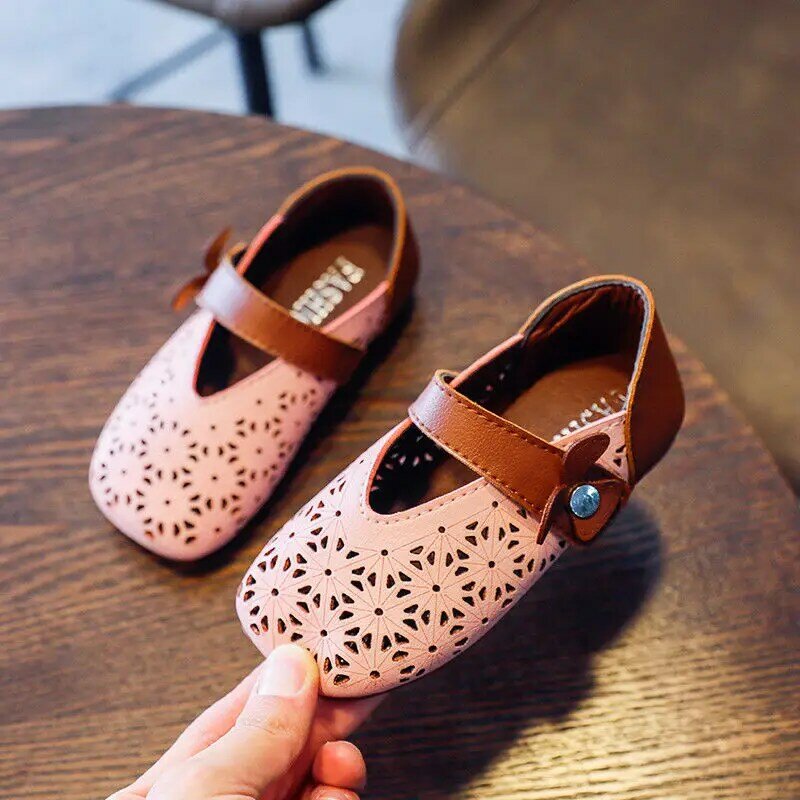 Kampus Putri Musim Semi Musim Panas Sepatu Lubang Desain Berongga Baru Perempuan Sepatu Kulit PU Anak-anak Gadis Kecil Sepatu Bayi Sol Lembut