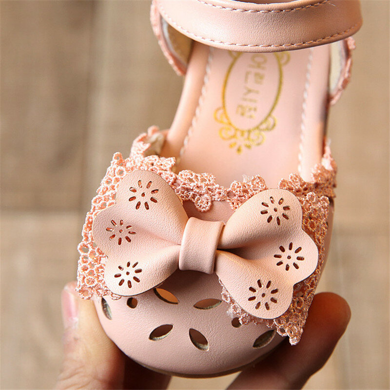 Letnie dziecięce buty 2020 modne skórzane słodkie dziecięce sandały dla dziewczynek maluch dziecko oddychające buty Hoolow Out Bow dla dziewczynek