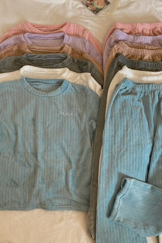 Pyjama women's autumn 2021 새로운 스타일은 느슨하고 게으른 바람 구덩이 스트립 수 놓은 산호 벨벳 홈 의류 투피스 세트를 입을 수 있습니다