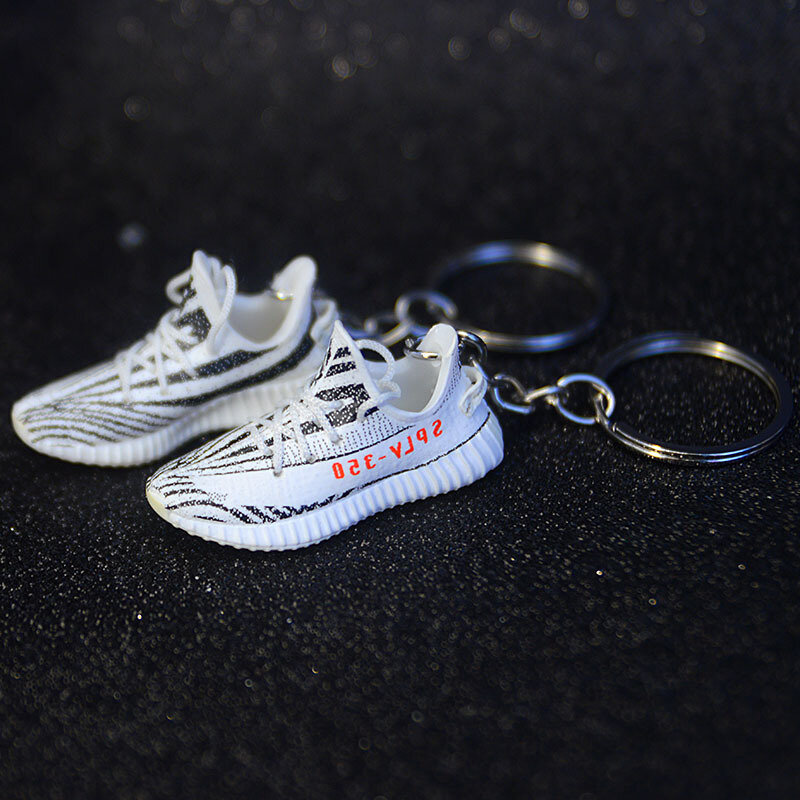 Model Sepatu Gantungan Kunci Sneakers Yeezye Mini 3D Liontin Ransel untuk Hadiah Pesta Ulang Tahun Pacar Gantungan Kunci Sepatu Berkualitas Tinggi Populer