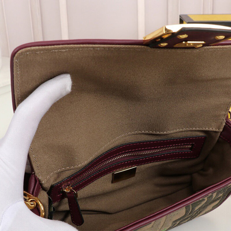 2021 새로운 패션 숙녀 핸드백 캔버스 문자 자수 스티치 금속 단추 직사각형 어깨 가방 메신저 가방