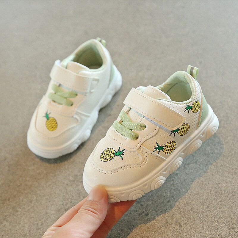Gorąca sprzedaż 0-2 lat stare jesienne buty dla małego dziecka obuwie buty z siateczki antypoślizgowe buty dla dzieci owoce w stylu kreskówki wzór skórzane buty