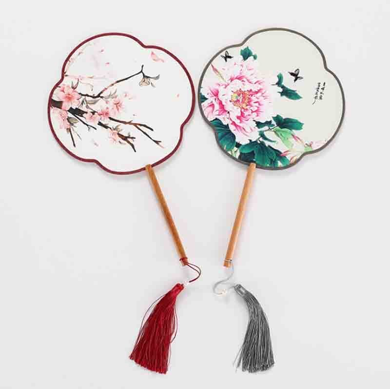 Ventaglio cinese a forma di luna Hanfu ventaglio a mano da donna manico in legno ventaglio stampato ventaglio da ballo cinese ventaglio a mano regalo cinese per le donne