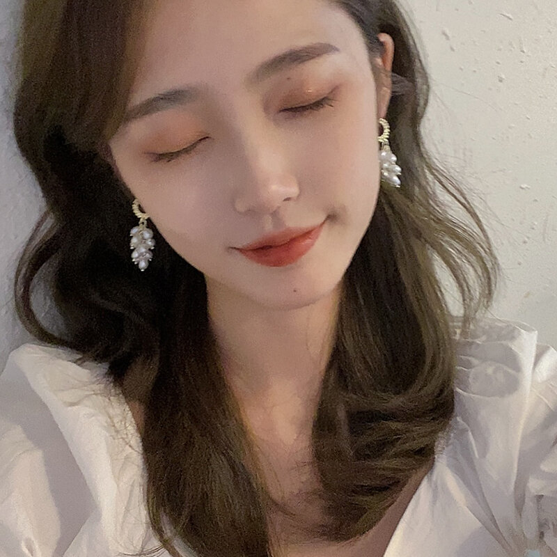 Orecchini con nappine di perle stile orecchini a grappolo d'uva temperamento coreano 2020 orecchini a cerchio rosso netto di nuova moda femminile