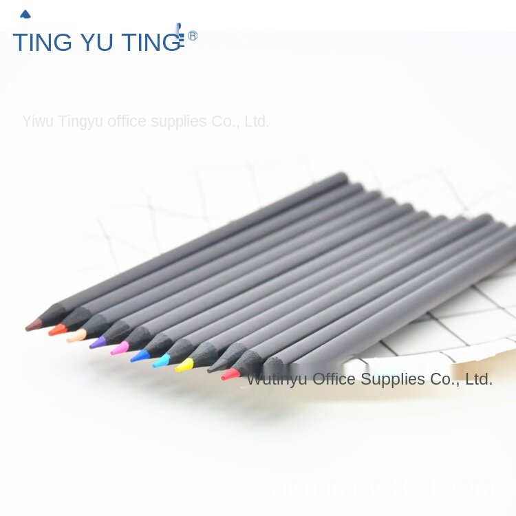 12本の木の色鉛筆,黒の肌の色,木の板,学用品のセット