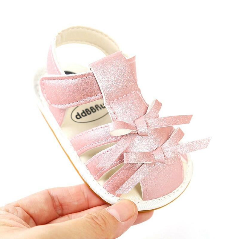 Sandalias antideslizantes transpirables de cuero PU de moda de verano para niñas pequeñas suela blanda