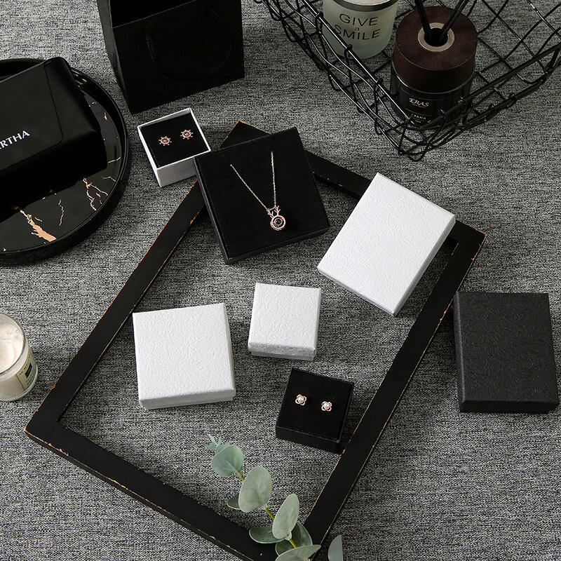 Caja de joyería de Papel Kraft para mujer, caja de regalo de Navidad, exhibición de embalaje de protección, anillo, pendiente, colgante, logotipo personalizado