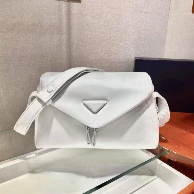 Luxury brand 2021 new sheepskin triangle label zipper flip retro fashion one-shoulder messenger bag all-match female bag