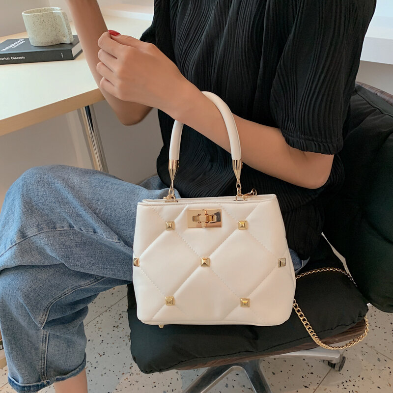 Borse di design di lusso per donna 2021 nuova borsa a tracolla reticolare con diamanti rivetti di moda da donna maniglia avanzata per grandi borse