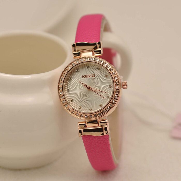 Kezzi relógio de pulso feminino, relógio de marca kezzi para mulheres cristal branco fino de quartzo com couro
