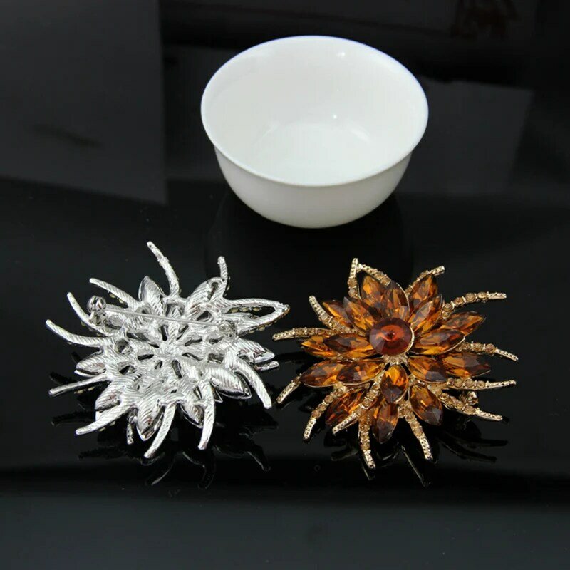 2020 nouvelle couleur or plaqué cristal strass fleur Antique broche broches pour femme dans assortiment