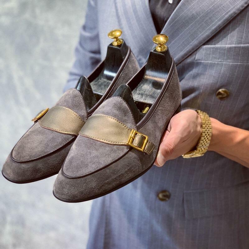 Sepatu Kulit Kulit Rusa Imitasi Klasik Retro Buatan Tangan Pria dengan Gesper Cokelat Fashion Setiap Hari Sepatu Kasual Cocok HG352
