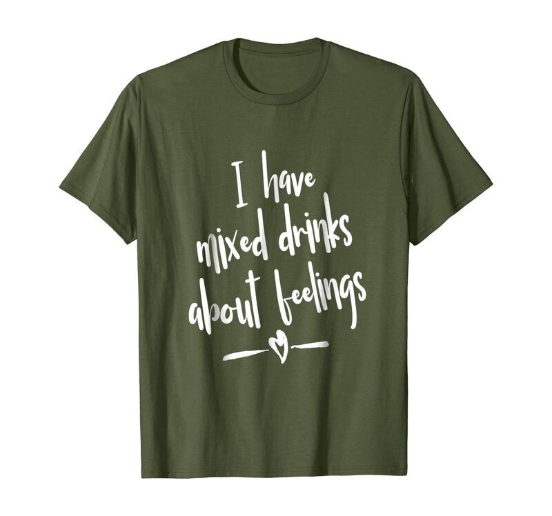 Eu tenho bebidas mistas sobre camisetas perfuradas