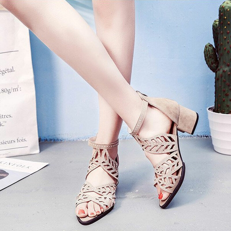 2020 novo estilo feminino verão oco para fora do falso couro strass calcanhar grosso zíper sandálias sapatos eur 35-40