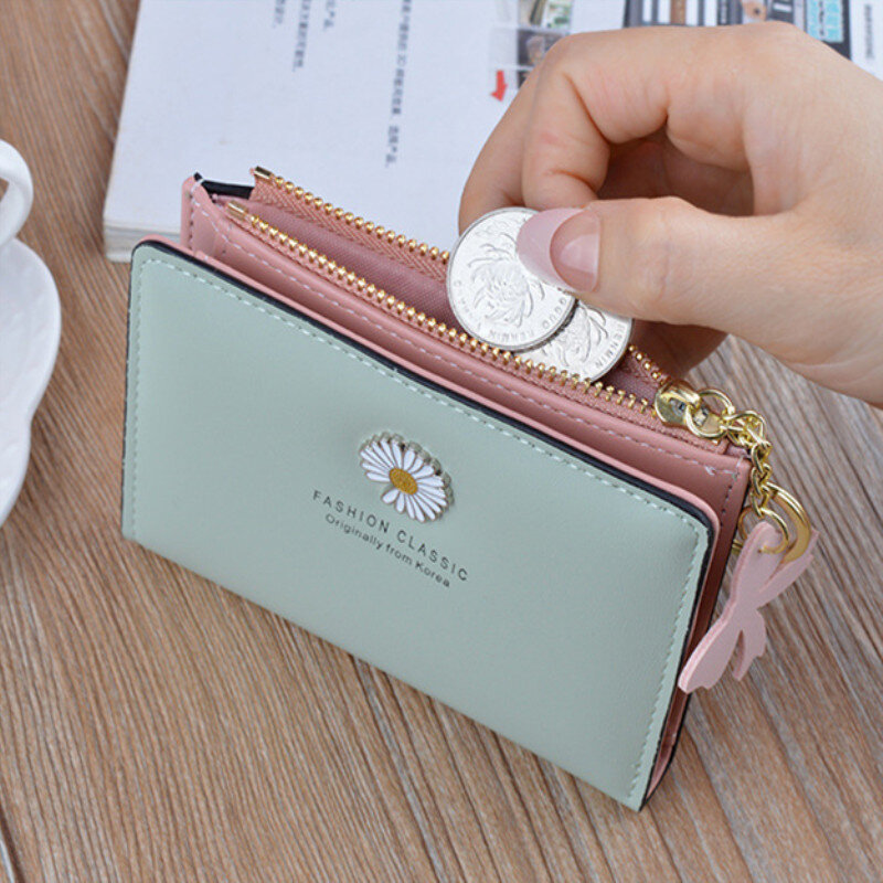موضة جديدة 2021 نساء محافظ قصيرة تصميم حامل بطاقة ديزي صغيرة عالية الجودة بولي PU محفظة نسائية للعملات المعدنية بسيطة سستة حقيبة المال محافظ