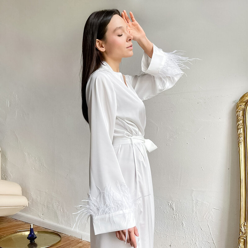 Hiloc Feather ซาตินผ้าไหมยาวแขน Robes ผู้หญิง Nightgown สีขาวชุด Elegant เสื้อคลุมอาบน้ำหญิงเจ้าสาวฤดูหนาว