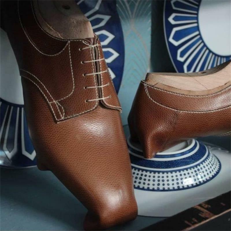 Sepatu Pria Baru Buatan Tangan Coklat PU Retro Ujung Sayap Persegi Renda Klasik Modis Tren Bisnis Sepatu Kasual Oxford 3KC679