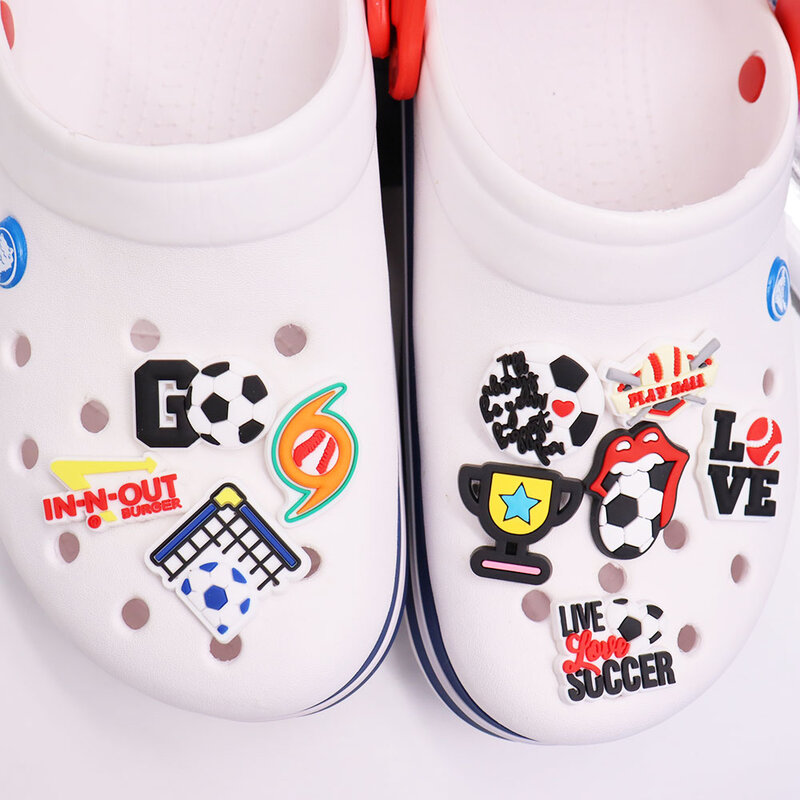 1PCS PVC น่ารักการ์ตูนรองเท้า Charms Kawaii Trophy Live Love ฟุตบอลเบสบอลเล่นบอลฟุตบอลและ Out Croc jibz ของขวัญ