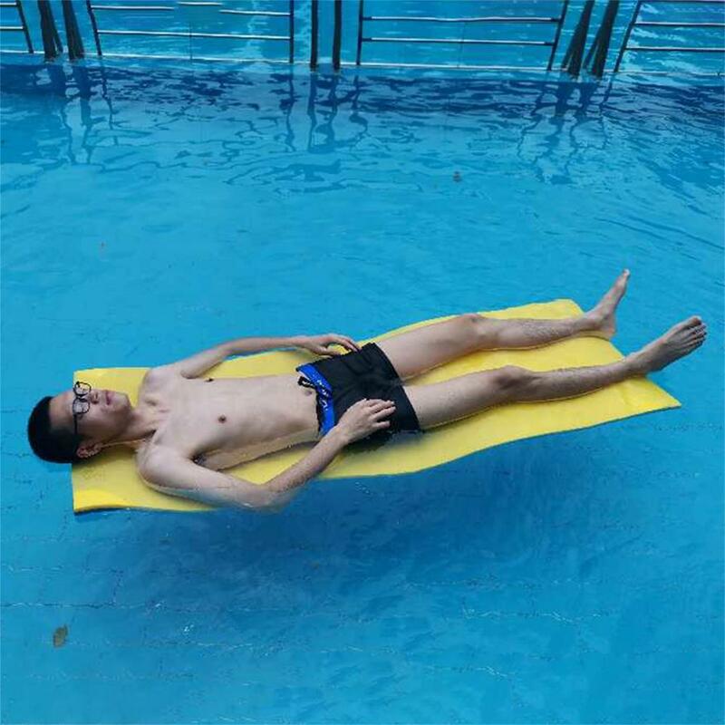 Piscina galleggiante coperta d'acqua acqua galleggiante letto liscio morbido confortevole tappetino galleggiante per prendere il sole sport acquatici pic-nic