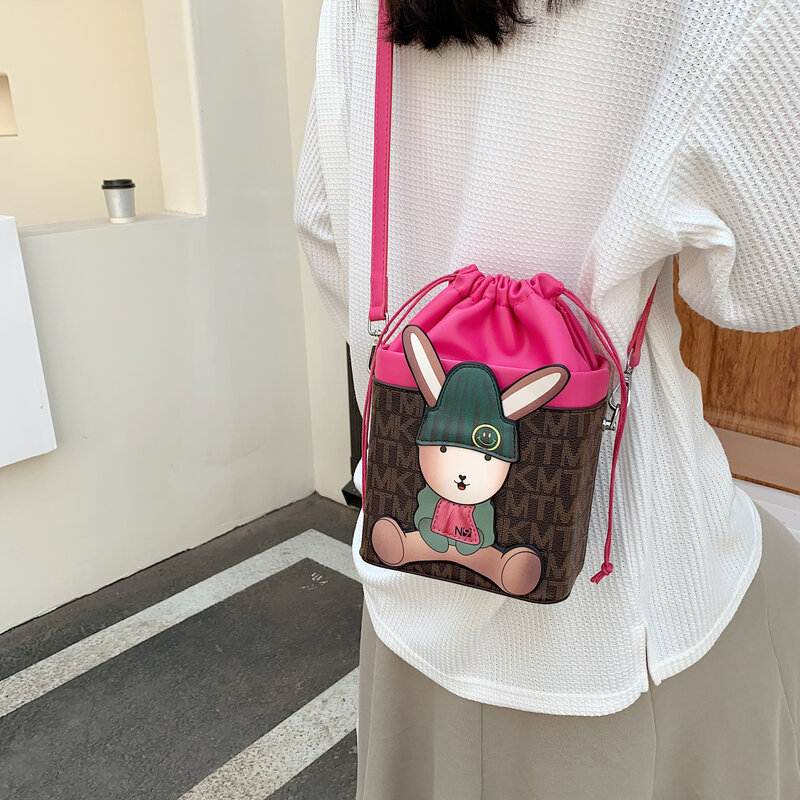 Женская маленькая квадратная сумка 2022, модные роскошные дизайнерские кошельки и сумочки, модная кожаная милая сумка-мессенджер с мультяшны...