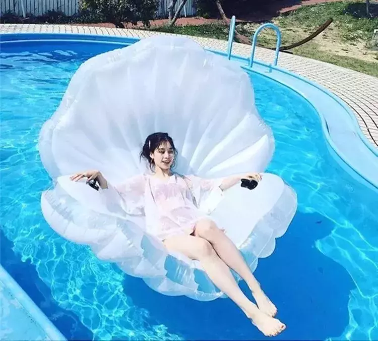 Flotador de piscina inflable gigante, cama de aire de agua de verano, tumbona con concha de perla, tablero festoneado, fila flotante