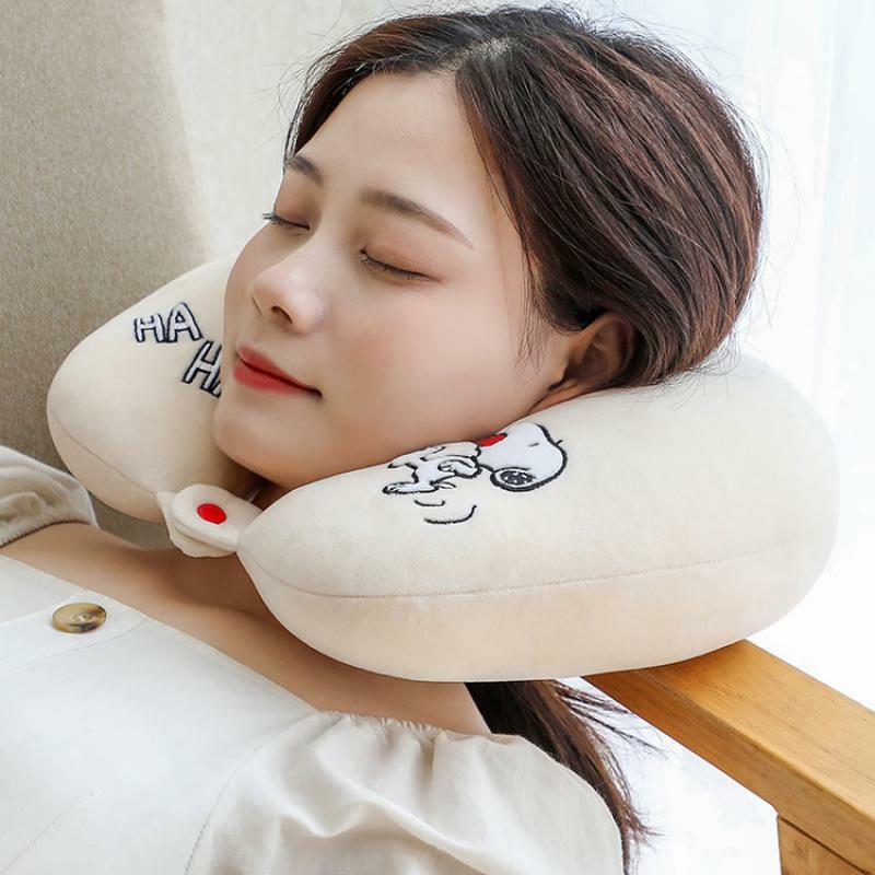 32*31cm snoopy cartoon dupla finalidade deformado travesseiro kawaii anime viagem boneca portátil em forma de u pescoço travesseiro dois-em-um para presentes