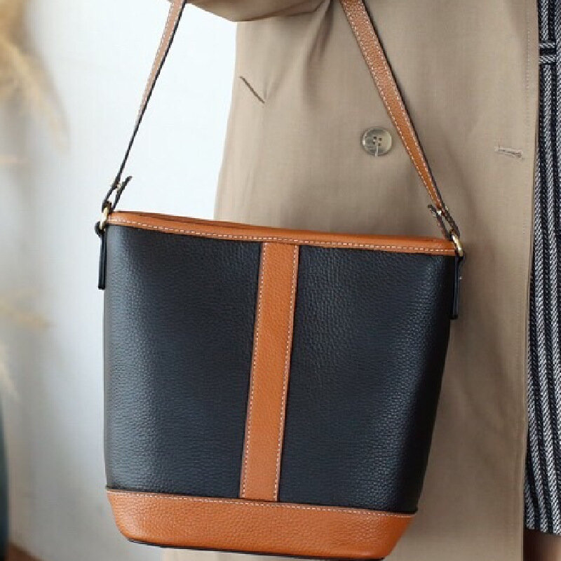 ออกแบบกระเป๋าหญิง2022ใหม่ Luxury High-End เดี่ยวไหล่กระเป๋า Niche หรูหรากระเป๋าหนังแท้หญิง Postman ง่าย