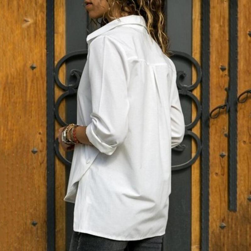 Camisa de decoración de botones laterales de dobladillo alto-bajo con cuello vuelto informal para mujer