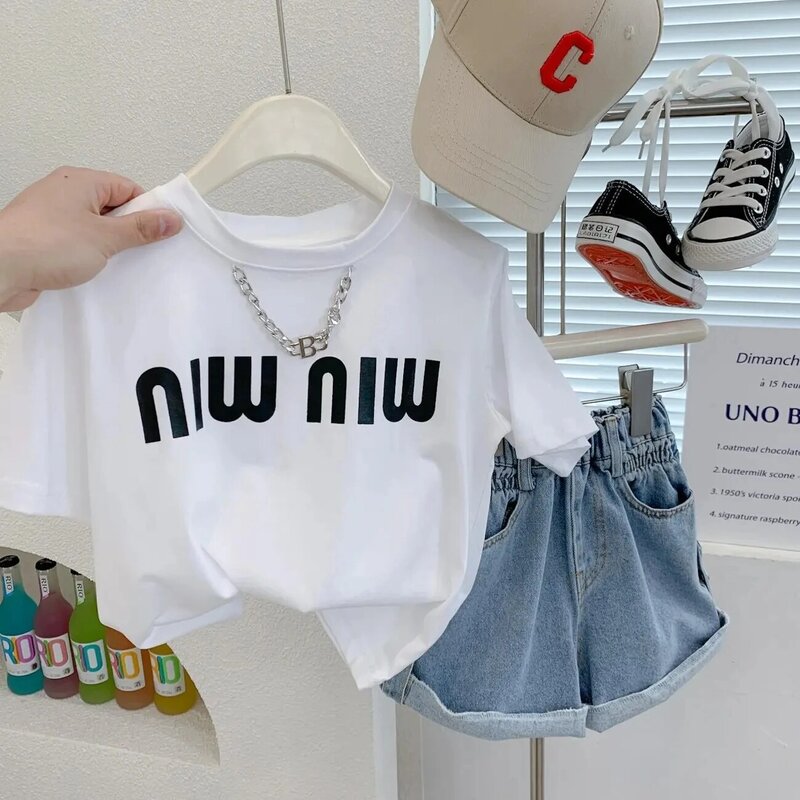 Zestaw odzieży dziecięcej 2023 lato New Girl Baby modny naszyjnik list z krótkim rękawem t-shirt dżinsowy zestaw szortów