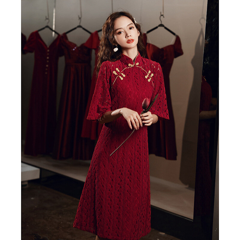 Cheongsam Tiongkok Retro-Gaun Pernikahan Renda Model Musim Panas-Kerah Tegak-Setengah Lengan-Gaun Panjang Sedang dengan Leher Cantik & Menarik