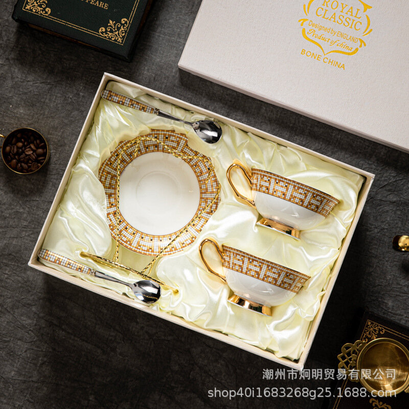 Taza de café China de hueso de lujo de estilo europeo, conjunto de caja de regalo exquisita pequeña de cerámica para el hogar, taza y platillo de regalo de lujo ligero Retro