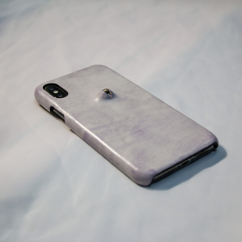 Coque d'iphone en cuir de vache pur fait à la main, avec yeux, violet lavande, étui adapté à l'iphone avec des éléments rétro de personnalité