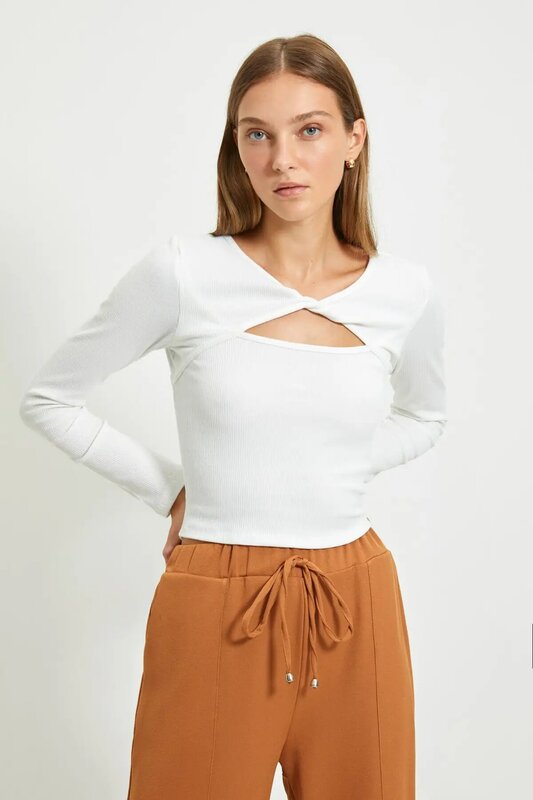 Trendsensual blusa curta de malha com corte baixo branco bruto detalhada com ranhuras