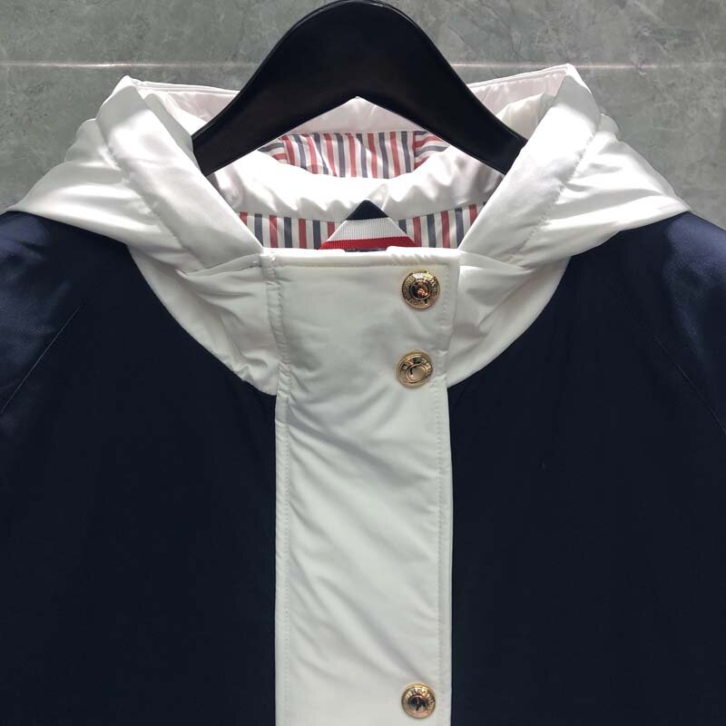 TB THOM ผู้ชาย Hooded Down Coat 2023ฤดูหนาวสีน้ำเงินเข้มและสีขาว Parka ปักเป้าแจ็คเก็ตเป็ดลงหนายาวส่วนเสื้อ