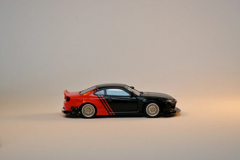 Wild Fire-Diorama de resina para niños, juguete de colección de coches en miniatura, Diorama, conejito cohete S15 Advan, escala 1:64